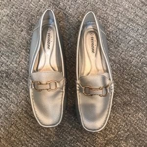 VIVIANE SILVER MOCCASIN. SIZE 39 (8)